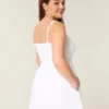 Mini-jurk met knoopsluiting aan de voorkant Mini-jurk met knoopsluiting aan de voorkant