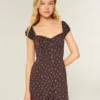 Mini-jurk met korte mouwen en knoopsluiting Mini-jurk met korte mouwen en knoopsluiting