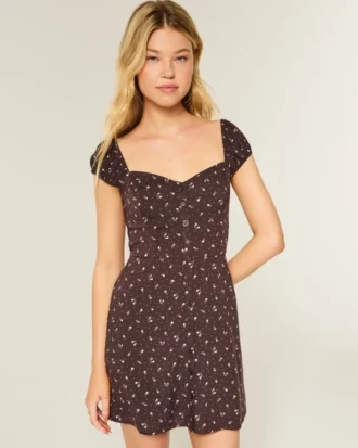 Mini-jurk met korte mouwen en knoopsluiting