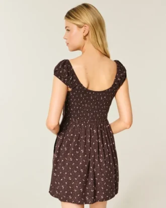 Mini-jurk met korte mouwen en knoopsluiting