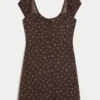 Mini-jurk met korte mouwen en knoopsluiting Mini-jurk met korte mouwen en knoopsluiting