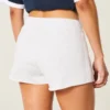 Mini-short met fleece en strepen aan de zijkant Mini-short met fleece en strepen aan de zijkant