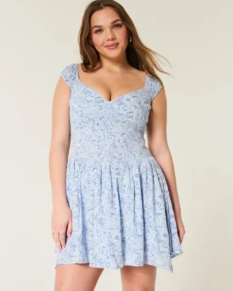 Off-shoulder mini-jurk met asymmetrische zoom