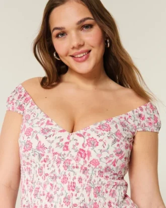 Off-shoulder mini-jurk met asymmetrische zoom