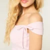 Off-shoulder top met geknoopte mouwen Off-shoulder top met geknoopte mouwen