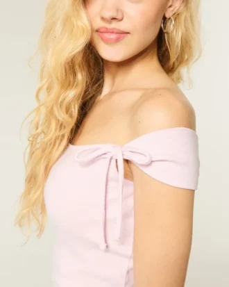 Off-shoulder top met geknoopte mouwen