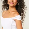 Off-shoulder top met geknoopte mouwen