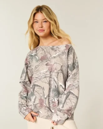 Oversized camouflage sweatshirt met blote schouders