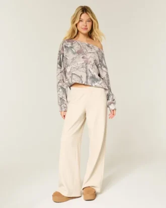 Oversized camouflage sweatshirt met blote schouders
