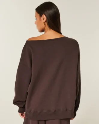 Oversized sweatshirt met blote schouders