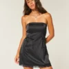 Satijnen strapless bodycon jurk met strik Satijnen strapless bodycon jurk met strik