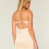 Satijnen strapless bodycon jurk met strik Satijnen strapless bodycon jurk met strik