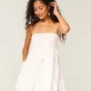 Strapless babydoll-mini-jurk met gehaakt lijfje Strapless babydoll-mini-jurk met gehaakt lijfje