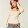 Top met lange mouwen en vierkante hals Top met lange mouwen en vierkante hals