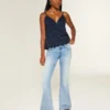 Ultra laag getailleerde distressed lichtgewassen flare jeans met pailletten Ultra laag getailleerde distressed lichtgewassen flare jeans met pailletten