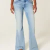 Ultra laag getailleerde distressed lichtgewassen flare jeans met pailletten Ultra laag getailleerde distressed lichtgewassen flare jeans met pailletten