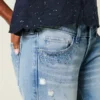 Ultra laag getailleerde distressed lichtgewassen flare jeans met pailletten Ultra laag getailleerde distressed lichtgewassen flare jeans met pailletten
