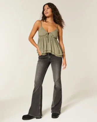 Ultra laag getailleerde gewassen zwarte flare jeans