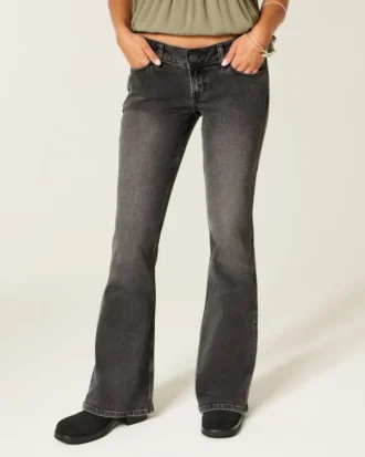 Ultra laag getailleerde gewassen zwarte flare jeans