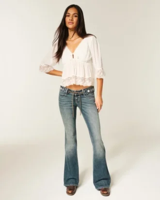 Ultra laag model geborduurde riem Medium wash flare jeans