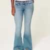 Ultra laag model, medium wash flare jeans Ultra laag model, medium wash flare jeans
