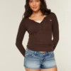 Ultra laag model, medium wash, mini-short van denim met bloemenborduursel Ultra laag model, medium wash, mini-short van denim met bloemenborduursel