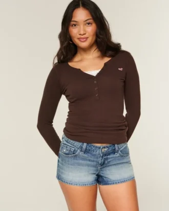 Ultra laag model, medium wash, mini-short van denim met bloemenborduursel