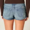 Ultra laag model, medium wash, mini-short van denim met bloemenborduursel Ultra laag model, medium wash, mini-short van denim met bloemenborduursel