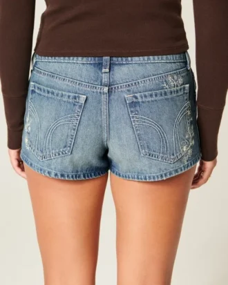 Ultra laag model, medium wash, mini-short van denim met bloemenborduursel