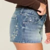 Ultra laag model, medium wash, mini-short van denim met bloemenborduursel Ultra laag model, medium wash, mini-short van denim met bloemenborduursel