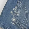 Ultra laag model, medium wash, mini-short van denim met bloemenborduursel Ultra laag model, medium wash, mini-short van denim met bloemenborduursel