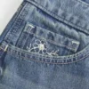 Ultra laag model, medium wash, mini-short van denim met bloemenborduursel Ultra laag model, medium wash, mini-short van denim met bloemenborduursel