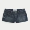 Ultra laag uitgesneden donkerblauwe denim minishort met vlinderborduursel Ultra laag uitgesneden donkerblauwe denim minishort met vlinderborduursel