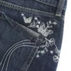Ultra laag uitgesneden donkerblauwe denim minishort met vlinderborduursel Ultra laag uitgesneden donkerblauwe denim minishort met vlinderborduursel