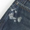 Ultra laag uitgesneden donkerblauwe denim minishort met vlinderborduursel Ultra laag uitgesneden donkerblauwe denim minishort met vlinderborduursel