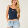 Ultra laag uitgesneden mini-denimshort met scheuren en medium wassing Ultra laag uitgesneden mini-denimshort met scheuren en medium wassing