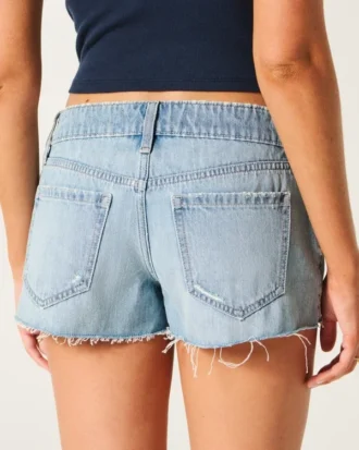 Ultra laag uitgesneden mini-denimshort met scheuren en medium wassing