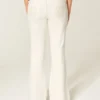 Ultra laag uitgesneden witte flare jeans met geborduurde zakken Ultra laag uitgesneden witte flare jeans met geborduurde zakken