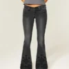 Ultra laag uitgesneden zwarte flare jeans met geborduurde bloemenprint Ultra laag uitgesneden zwarte flare jeans met geborduurde bloemenprint
