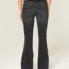 Ultra laag uitgesneden zwarte flare jeans met geborduurde bloemenprint Ultra laag uitgesneden zwarte flare jeans met geborduurde bloemenprint