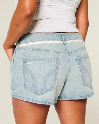 Ultra lage taille, licht gewassen denim minishort met kanten strik