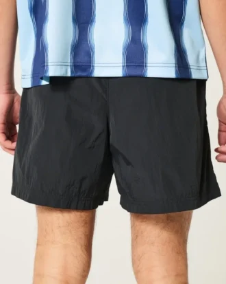 Voetbalshort tot halverwege het bovenbeen